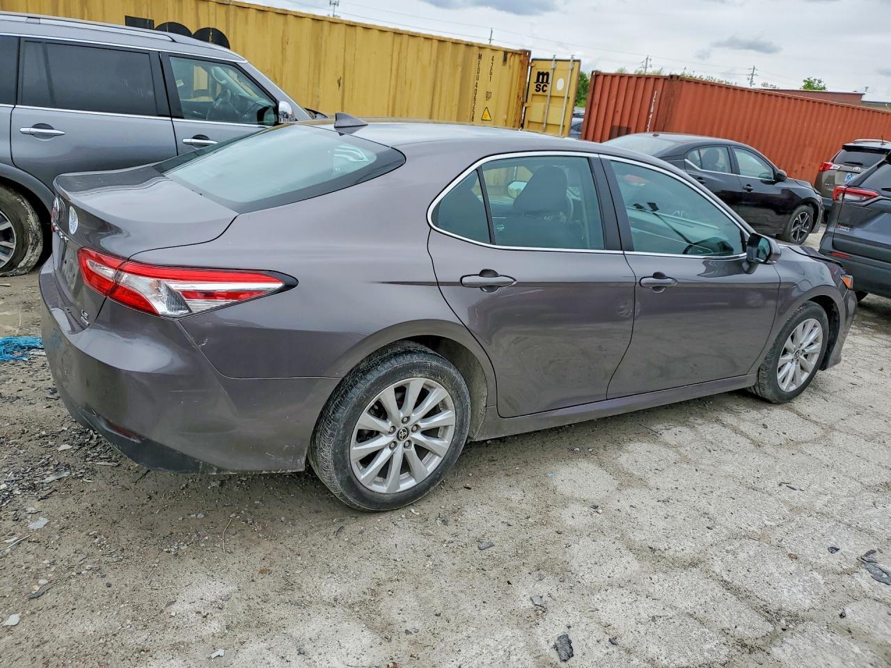 2020 Toyota Camry Le - Фото 3