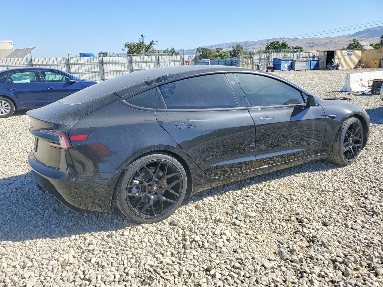 2025 Tesla Model 3 - Фото 3