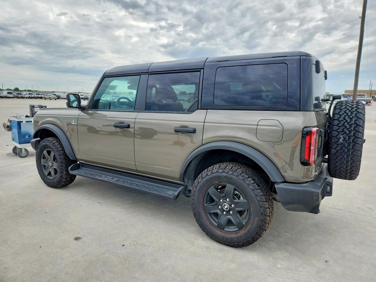 2025 Ford Bronco Outer Banks - Image 2