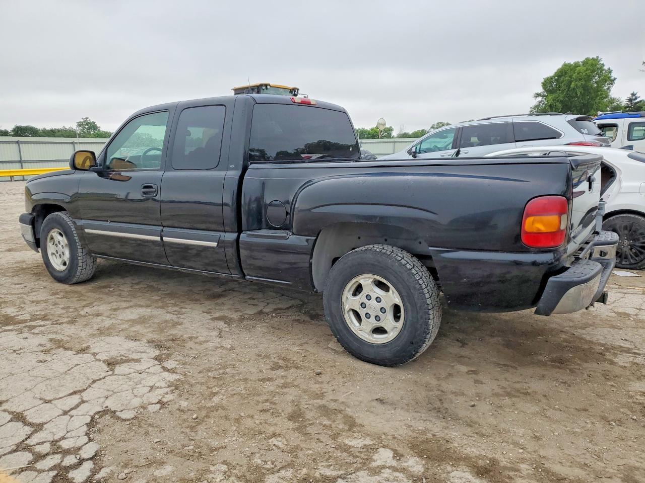 2003 Chevrolet Silverado C1500 - Image 2