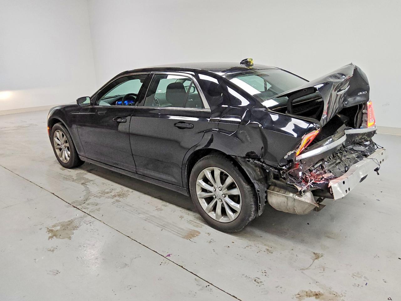 2022 Chrysler 300 Touring - Фото 2