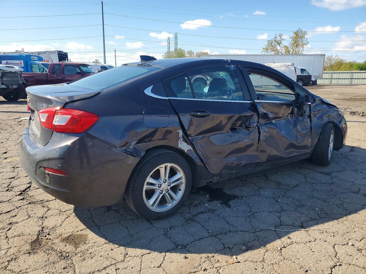 2017 Chevrolet Cruze Lt - Image 3