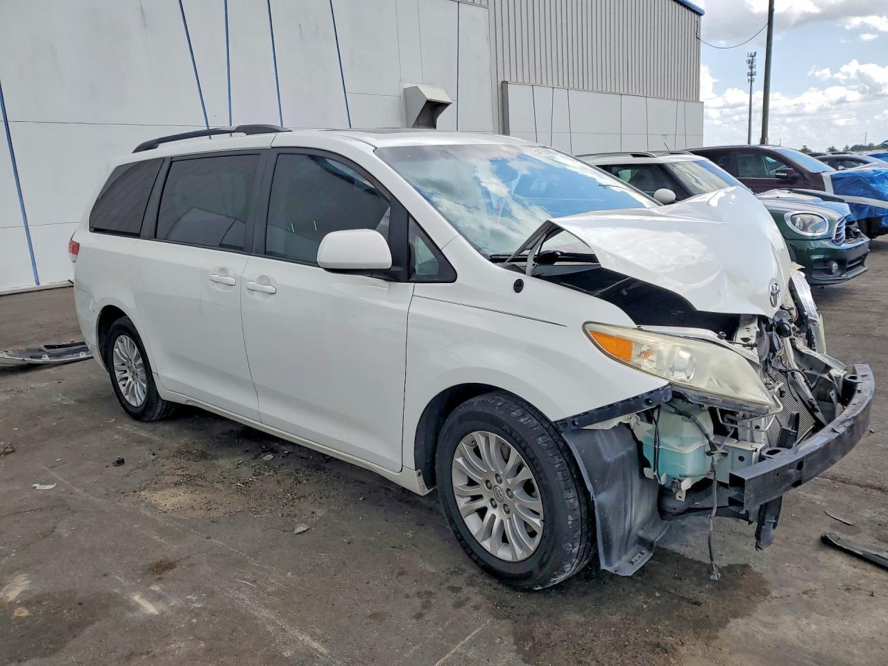 2014 Toyota Sienna Xle 8-Passenger - Фото 4