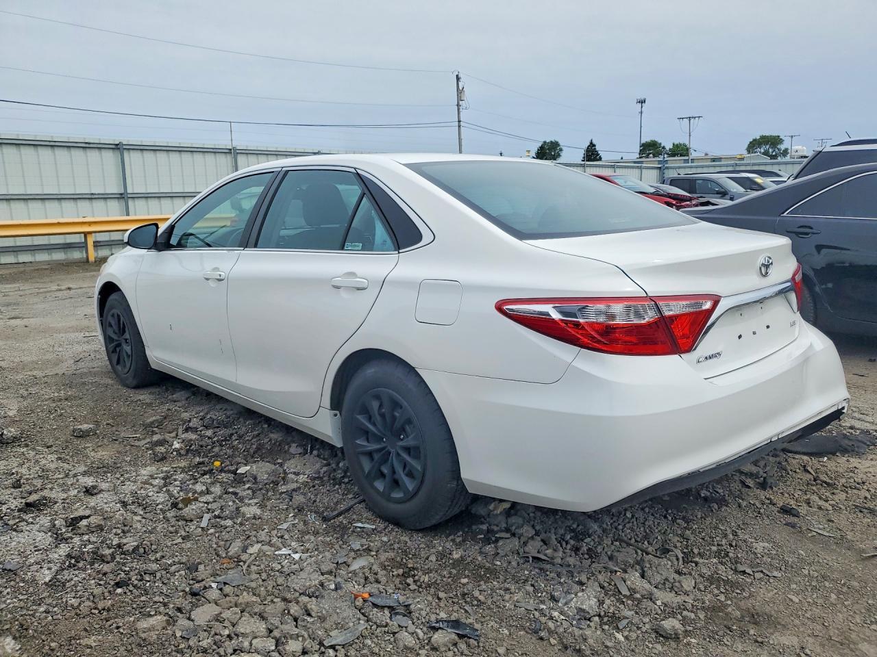 2016 Toyota Camry Le - Фото 2