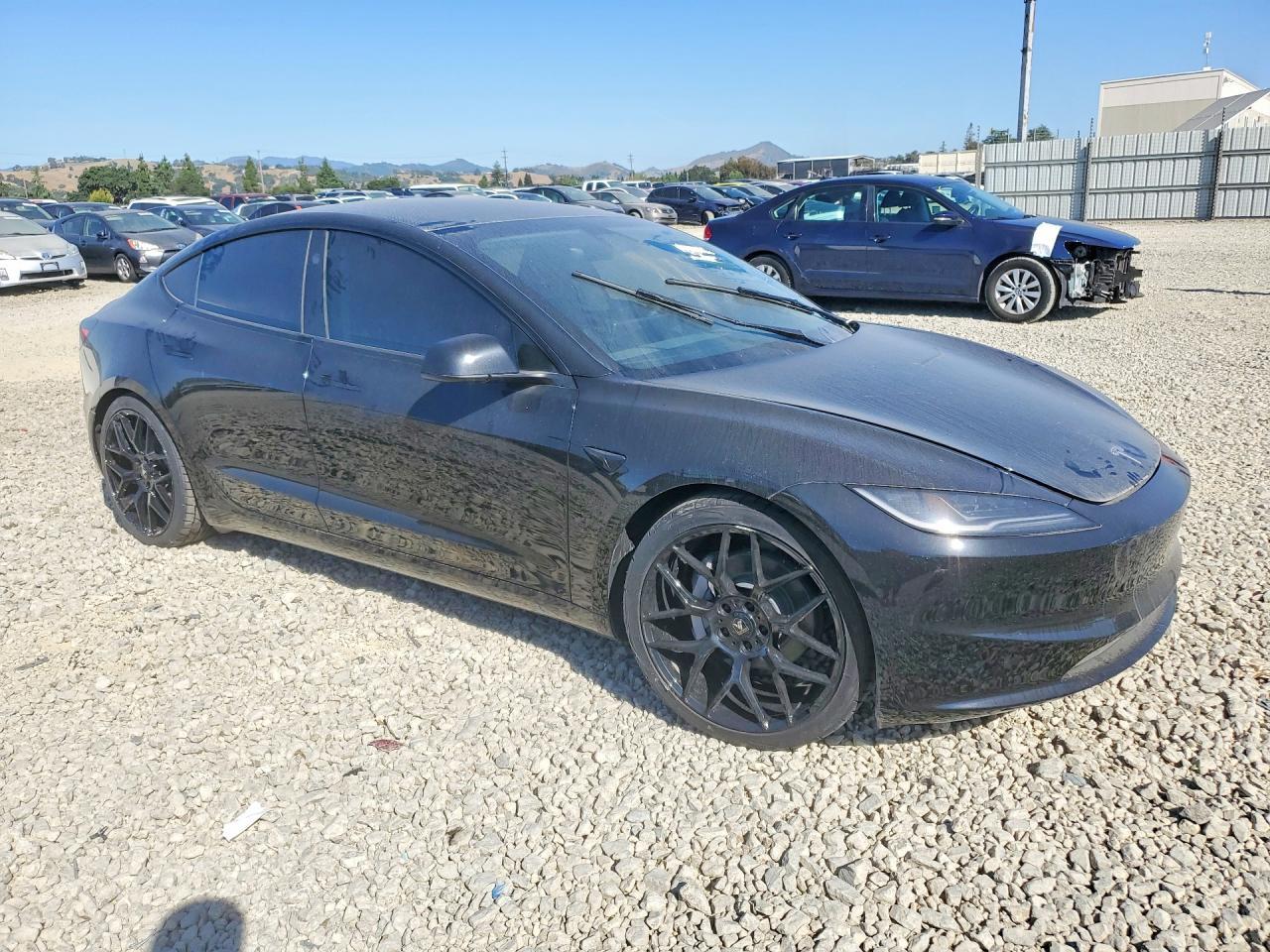 2025 Tesla Model 3 - Фото 4