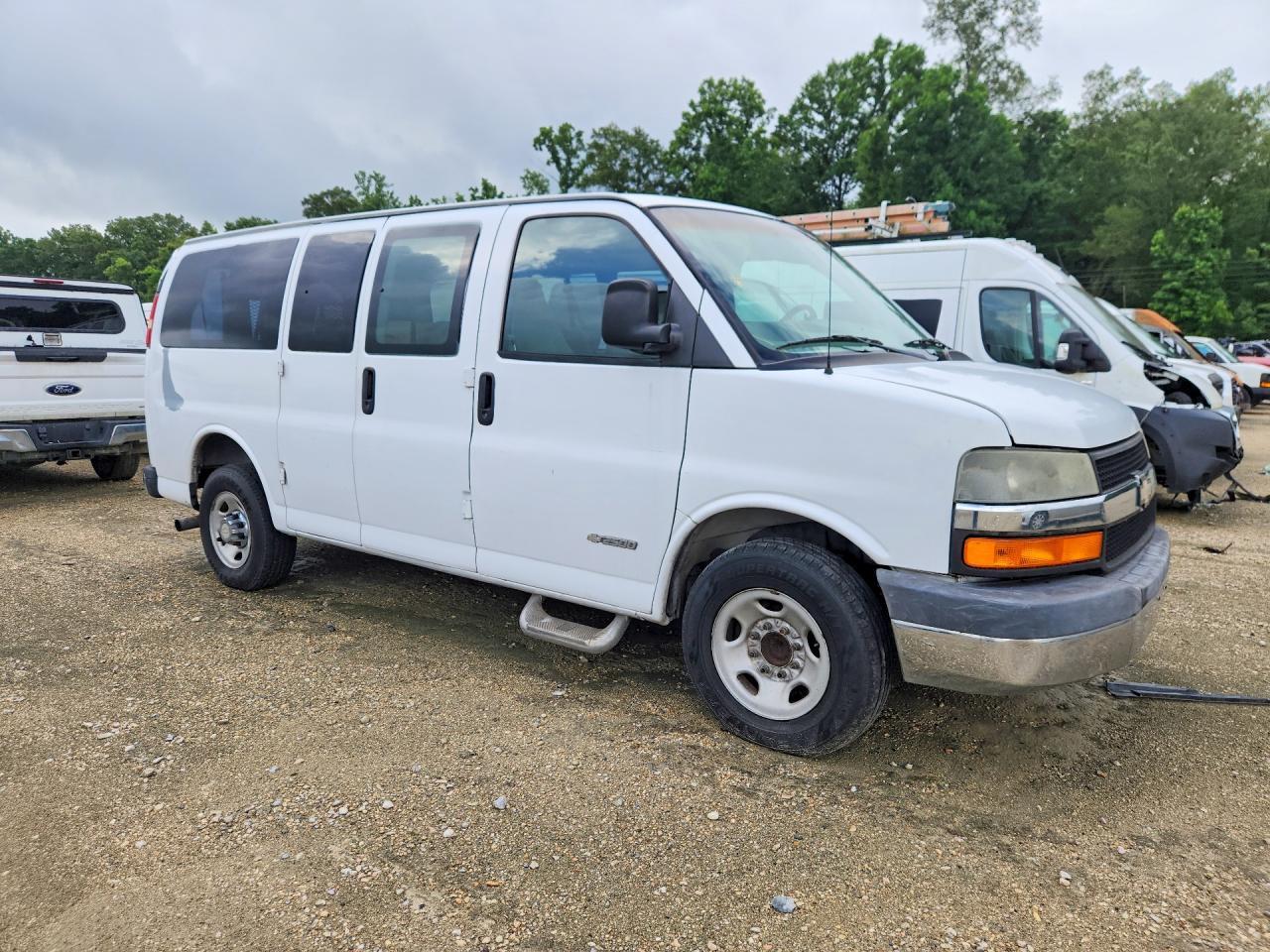 2003 Chevrolet Express G2500 - Image 4