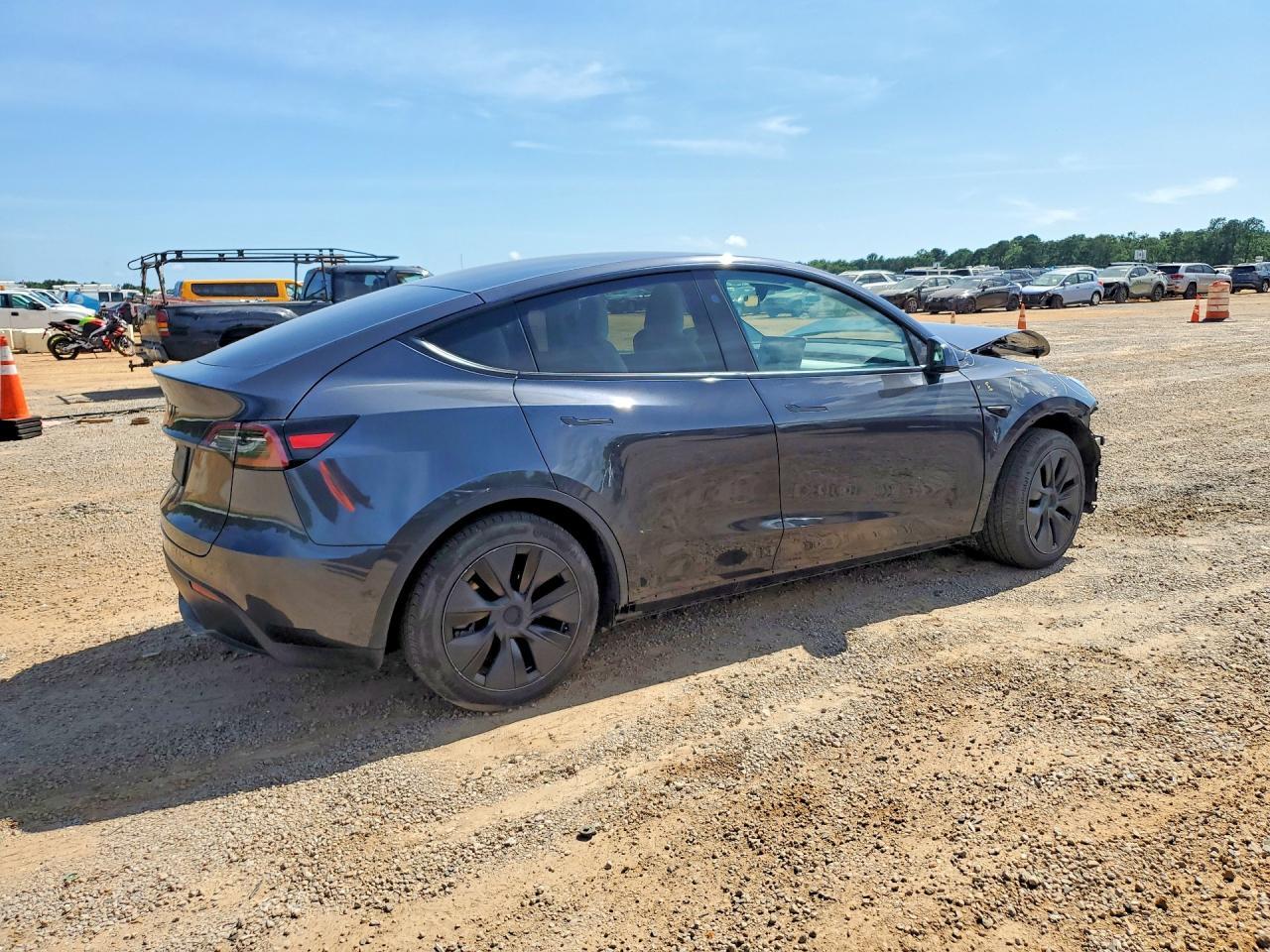 2025 Tesla Model Y - Фото 3