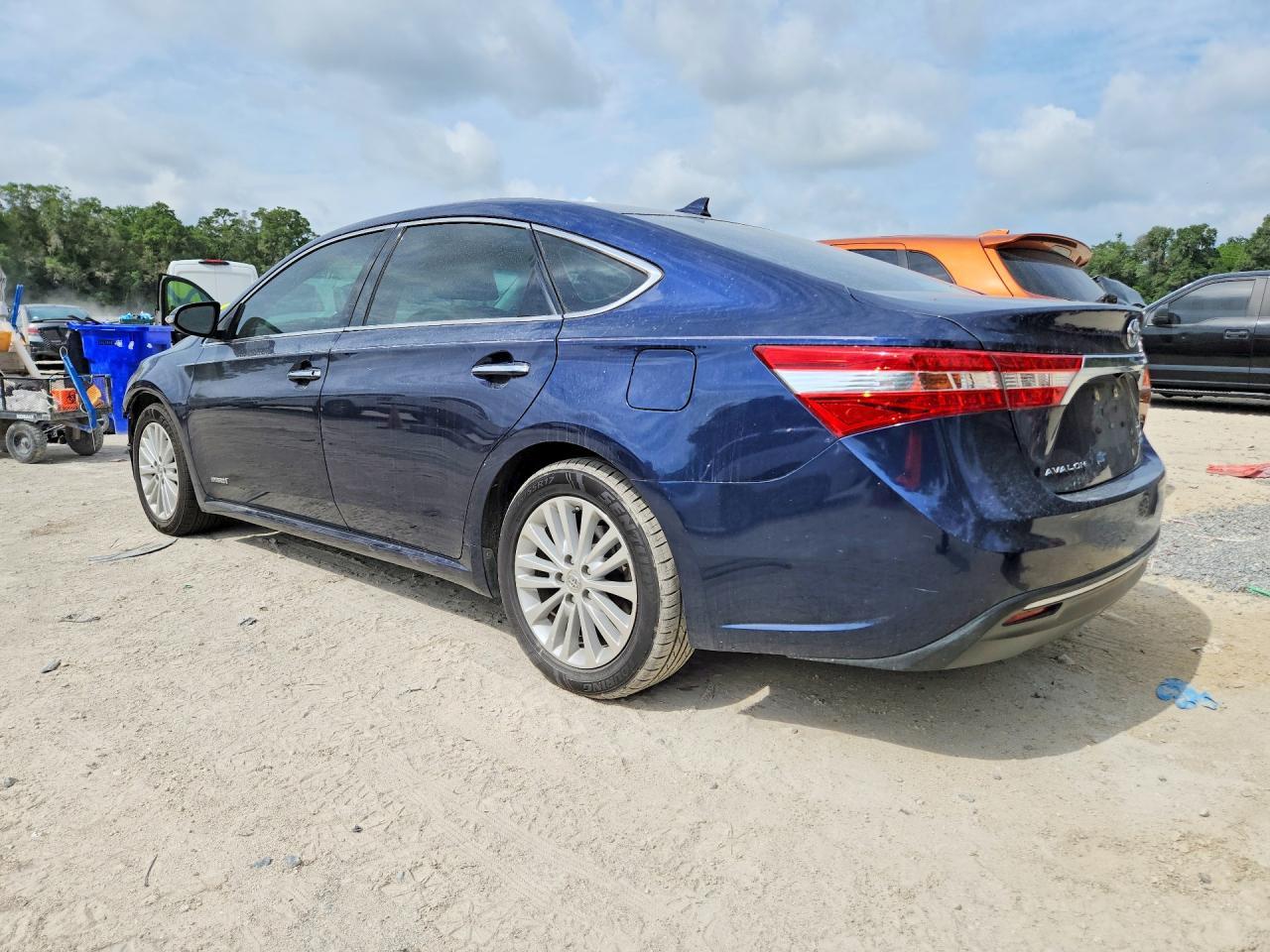 2013 Toyota Avalon Hybrid Limited - Image 2