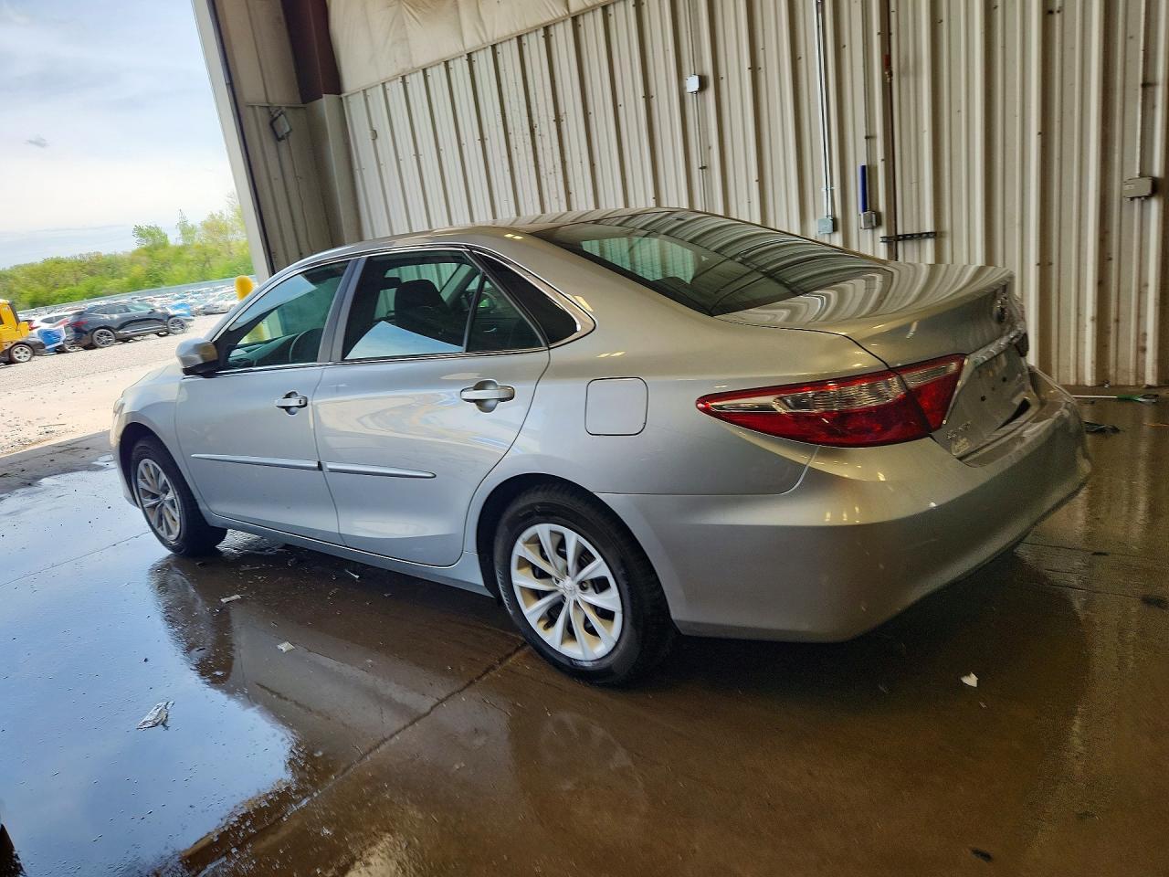 2017 Toyota Camry Le - Фото 2