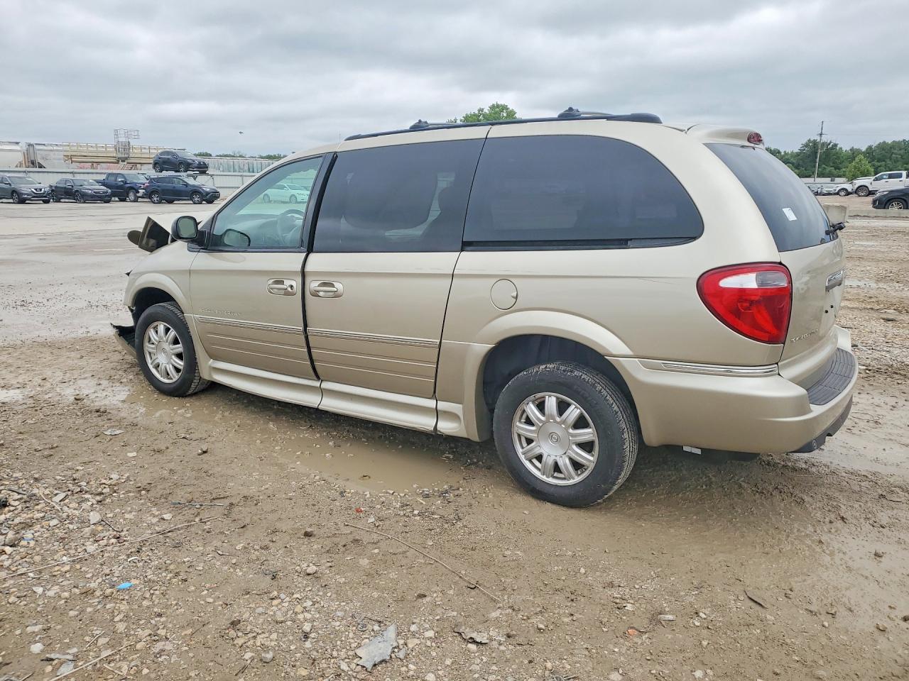 2005 Chrysler Town & Country Touring - Image 2