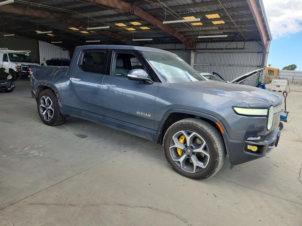 2022 Rivian R1T Adventure - Фото 4