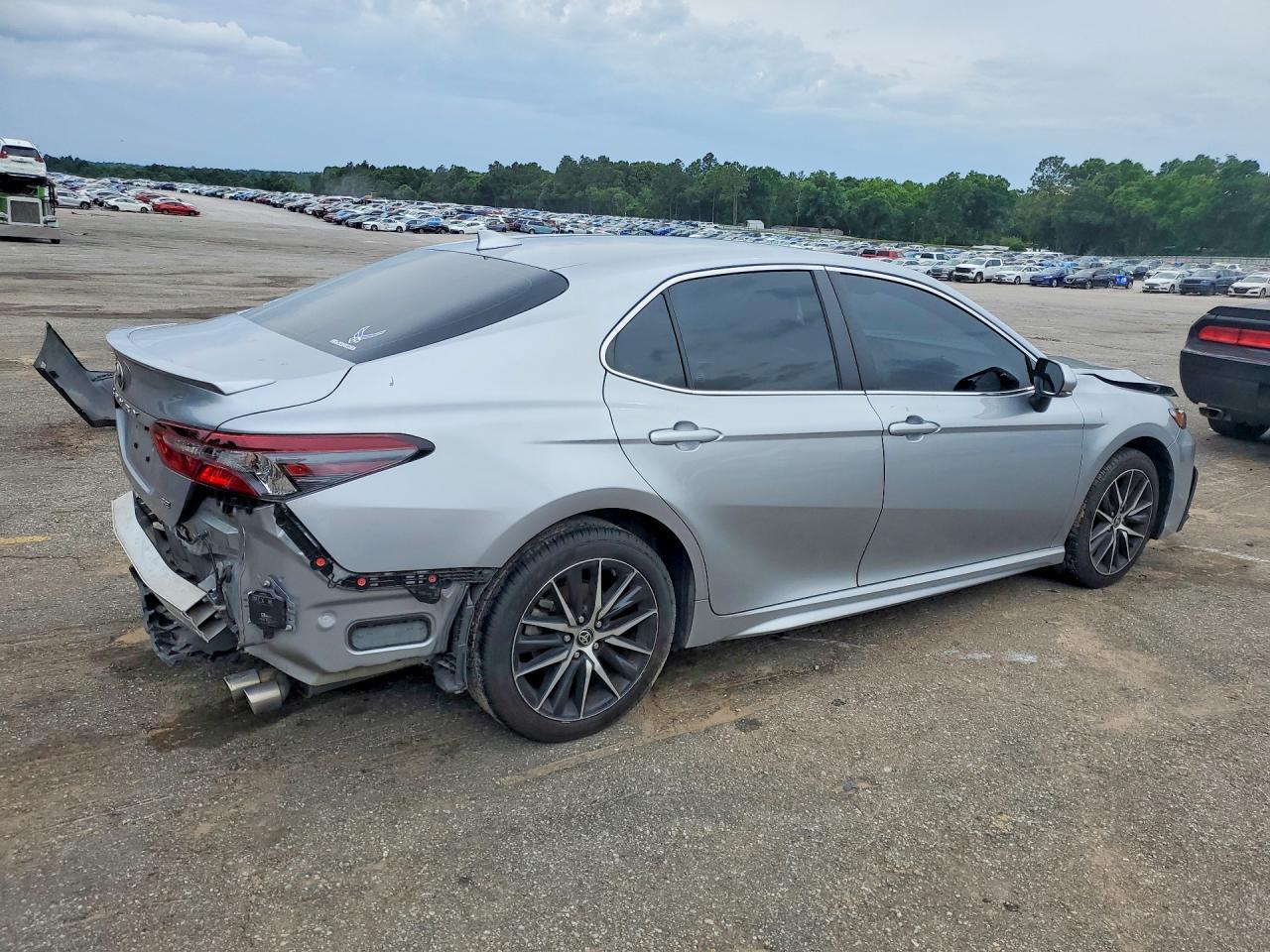 2024 Toyota Camry Se - Image 3