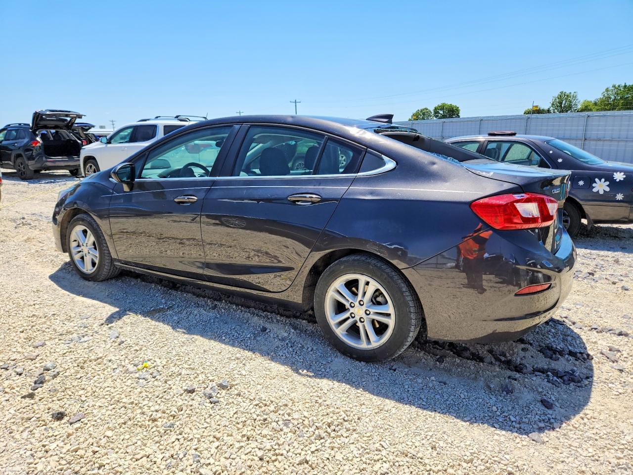 2017 Chevrolet Cruze Lt - Image 2