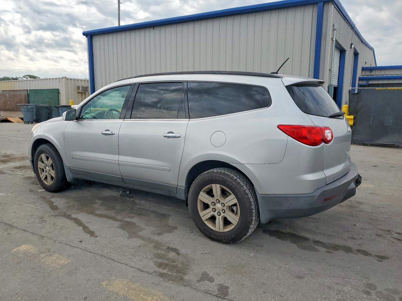 2010 Chevrolet Traverse - Image 2