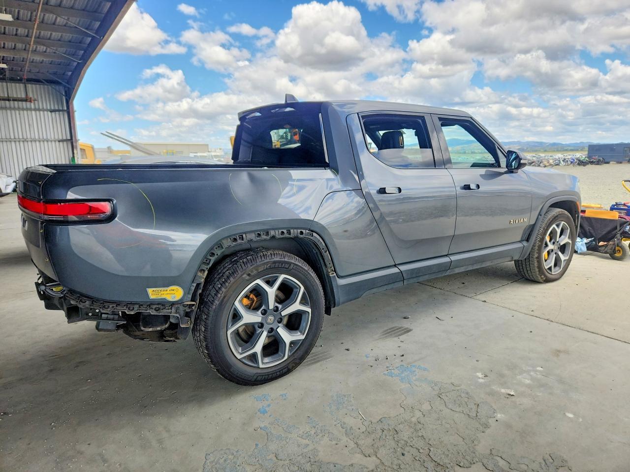 2022 Rivian R1T Adventure - Фото 3