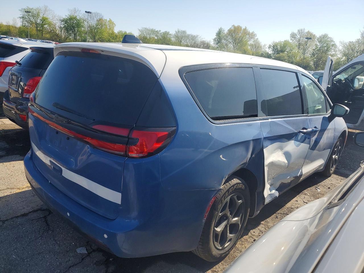 2023 Chrysler Pacifica Hybrid Touring L - Image 3