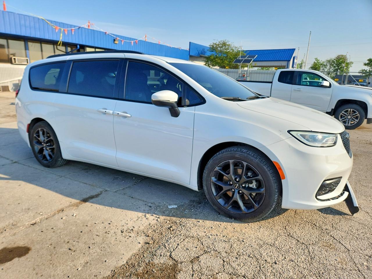2023 Chrysler Pacifica Touring L - Image 4