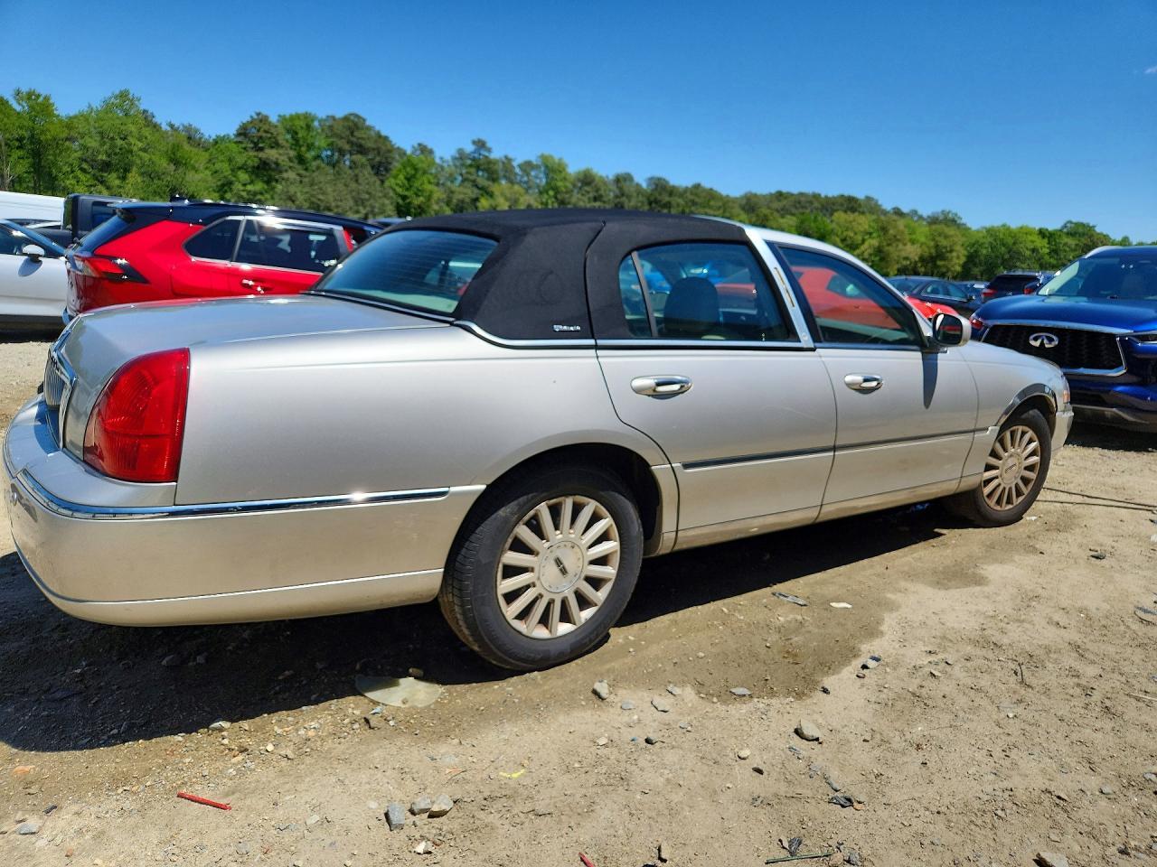 2004 Lincoln Town Car Ultimate - Image 3
