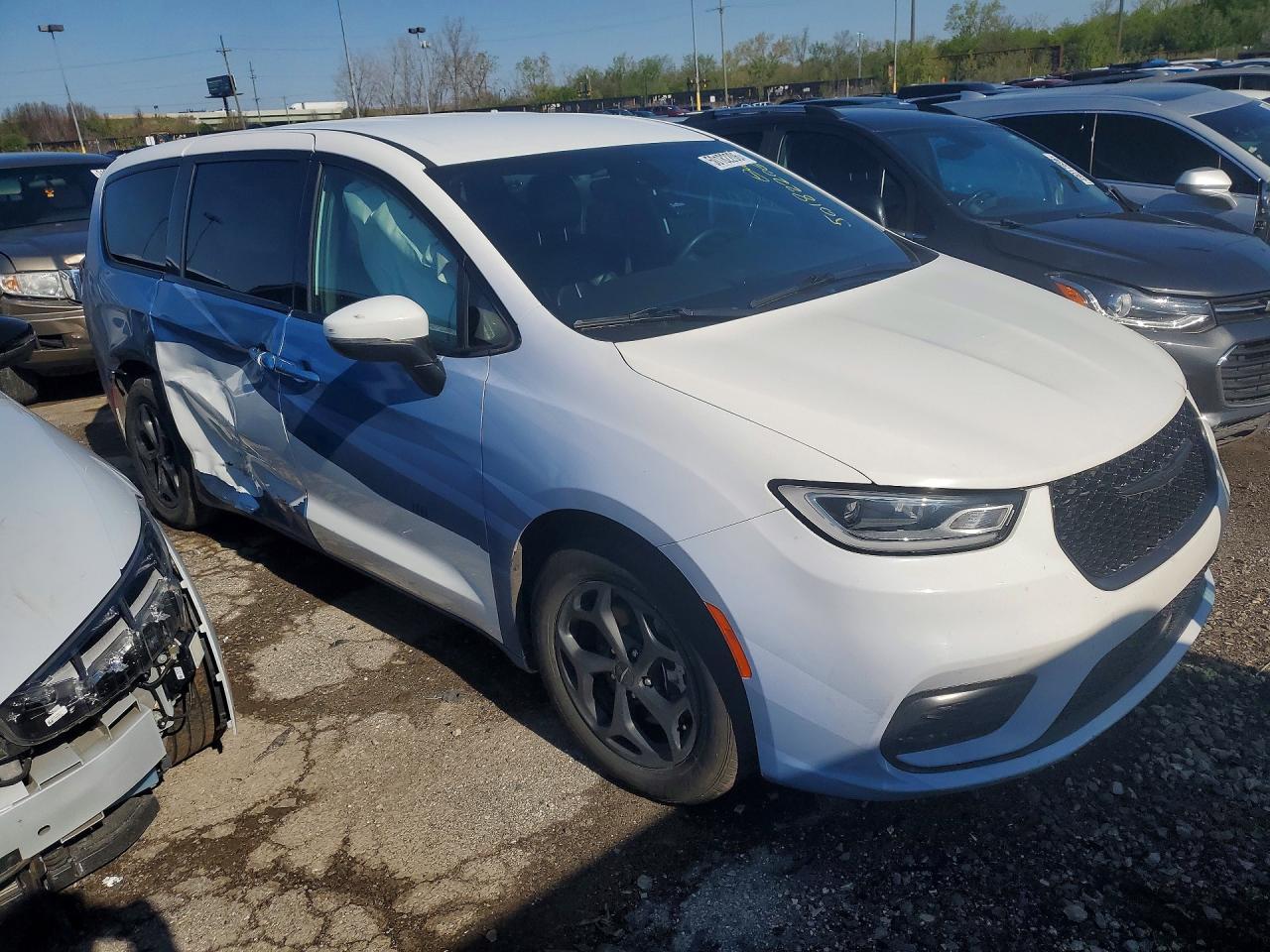 2023 Chrysler Pacifica Hybrid Touring L - Image 4