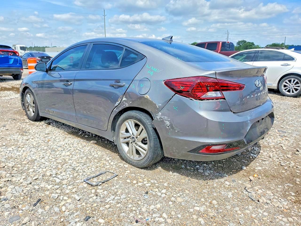 2019 Hyundai Elantra Se - Image 2