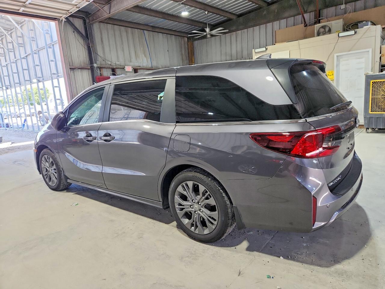 2025 Honda Odyssey Touring - Фото 2