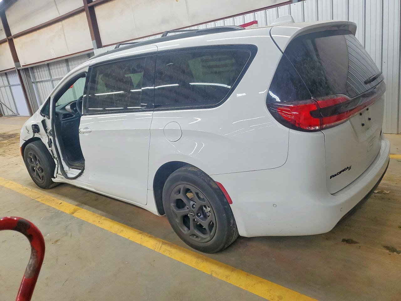 2021 Chrysler Pacifica Hybrid Limited - Image 2