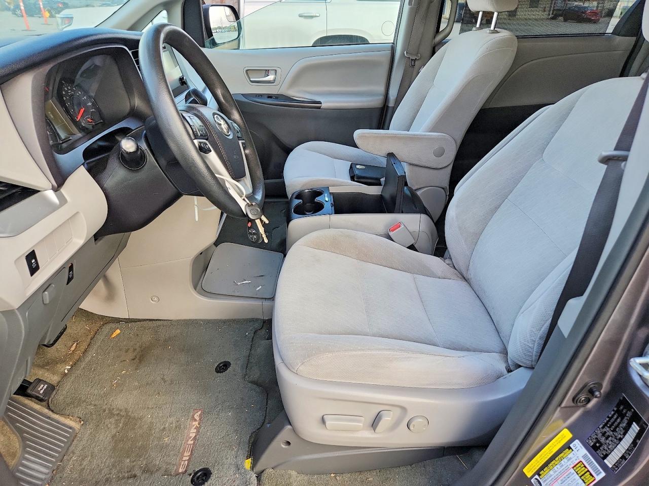 2017 Toyota Sienna Le - Image 7