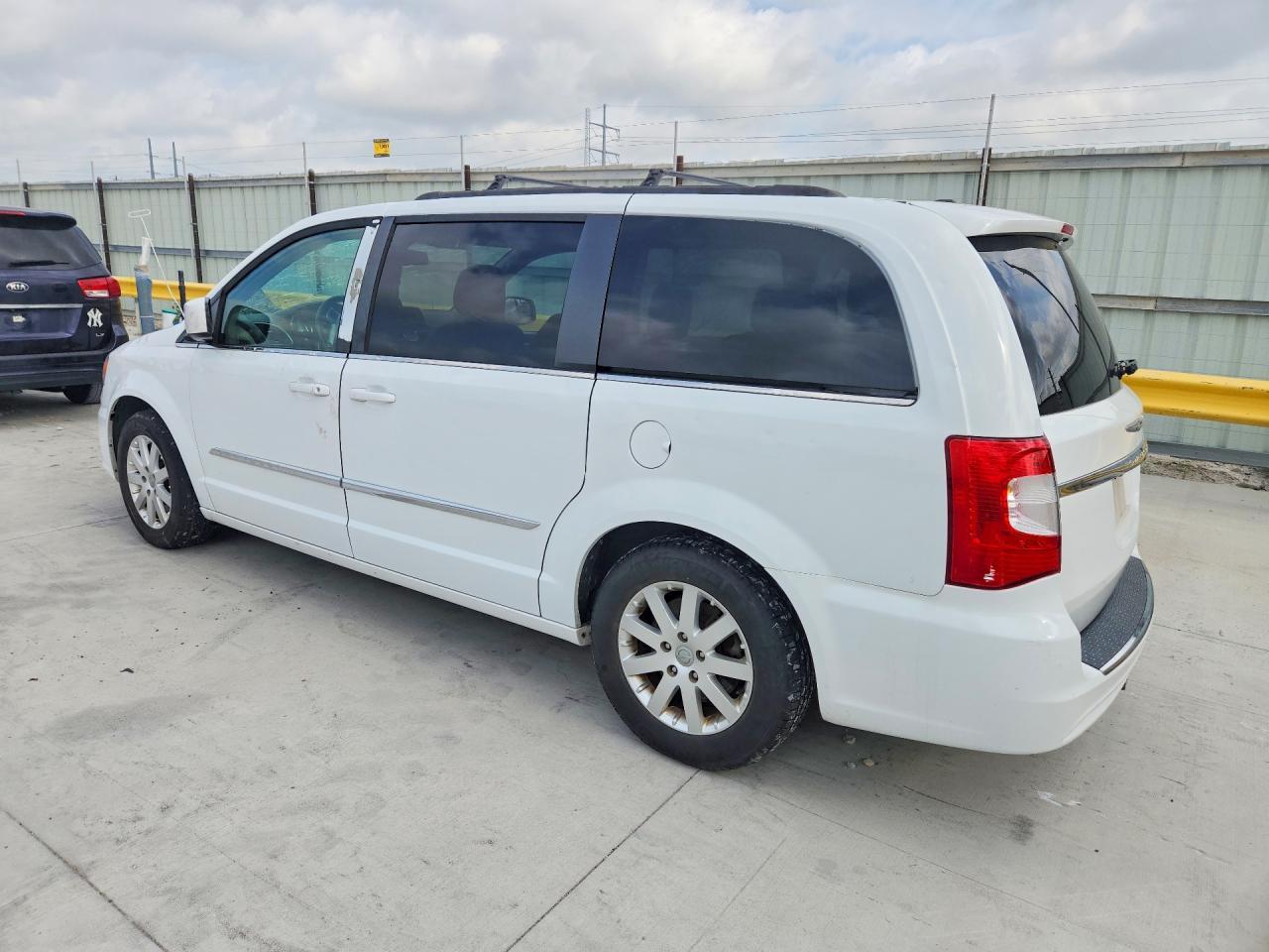 2016 Chrysler Town & Country Touring - Фото 2
