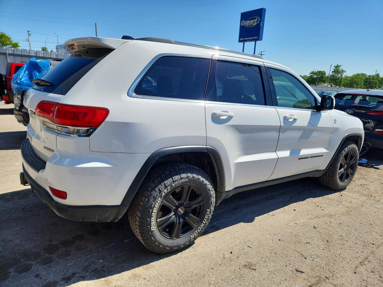 2017 Jeep Grand Cherokee Laredo - Image 3