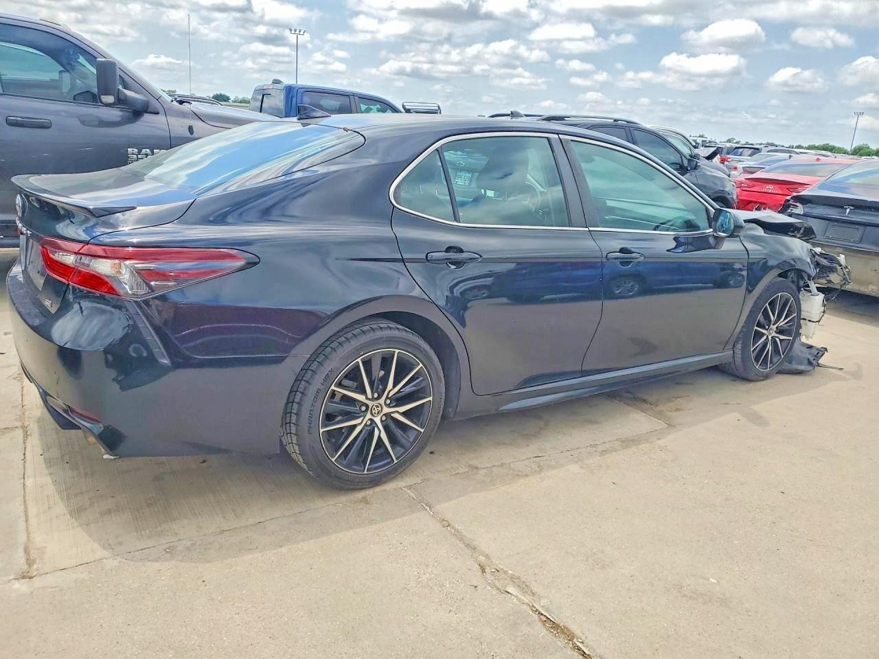2021 Toyota Camry Se - Image 3