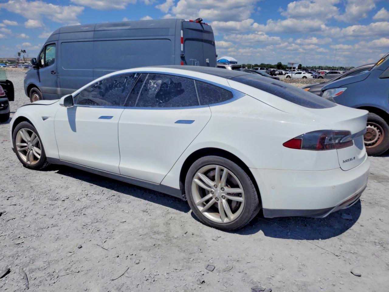 2014 Tesla Model S - Image 2