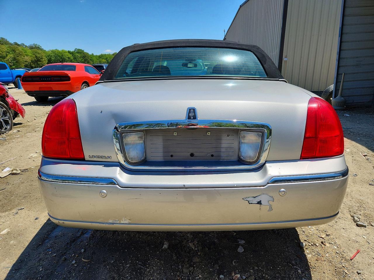 2004 Lincoln Town Car Ultimate - Image 6