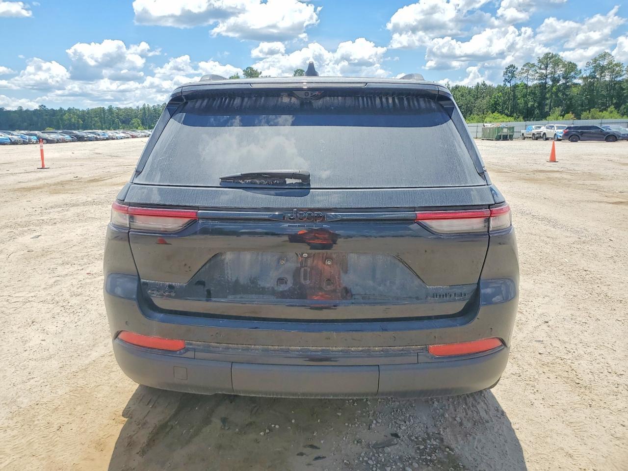 2023 Jeep Grand Cherokee Sport - Image 6