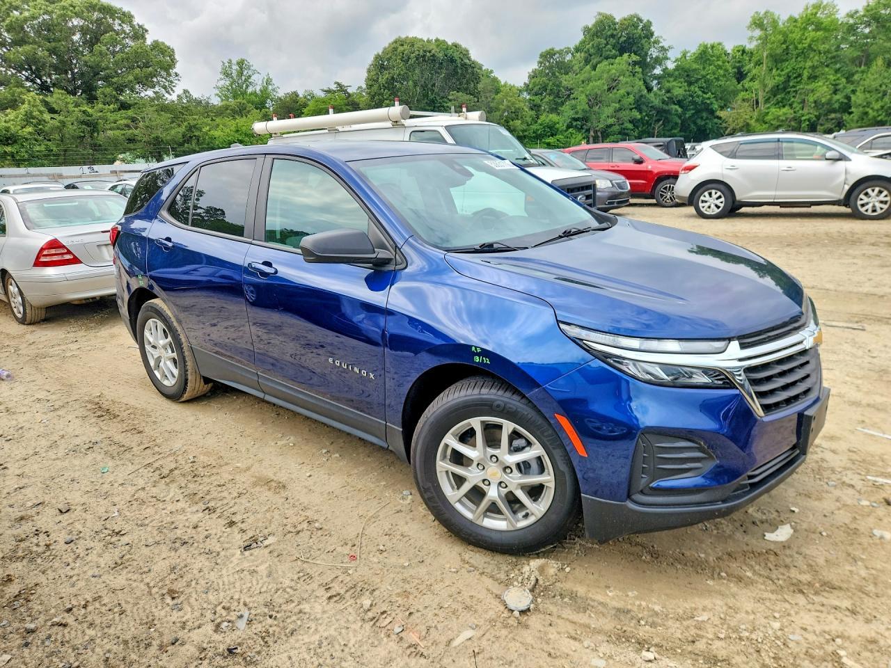 2022 Chevrolet Equinox Ls - Image 4