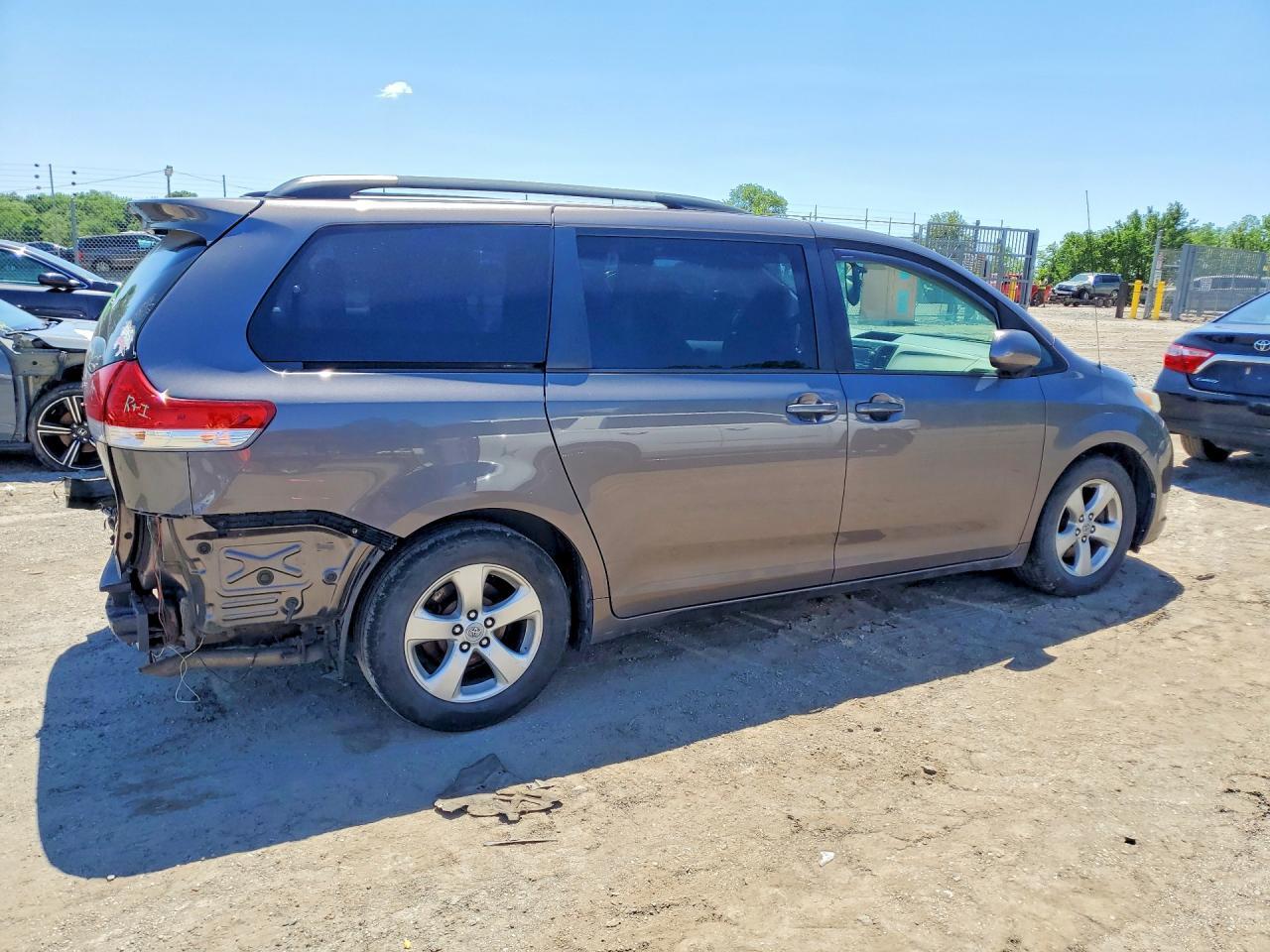 2012 Toyota Sienna Le - Фото 3