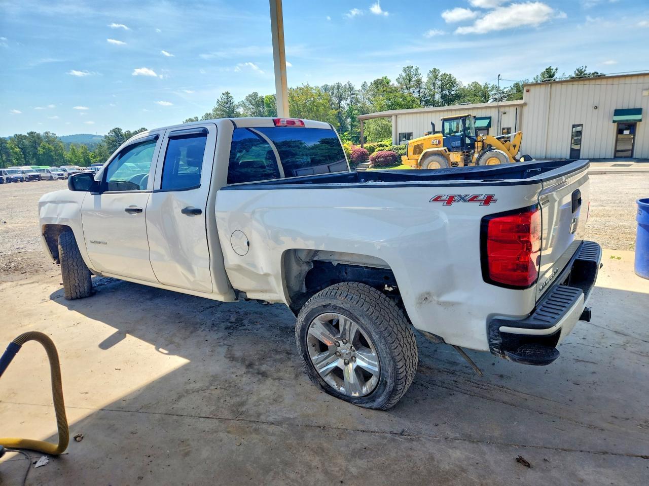 2017 Chevrolet Silverado K1500 Custom - Фото 2