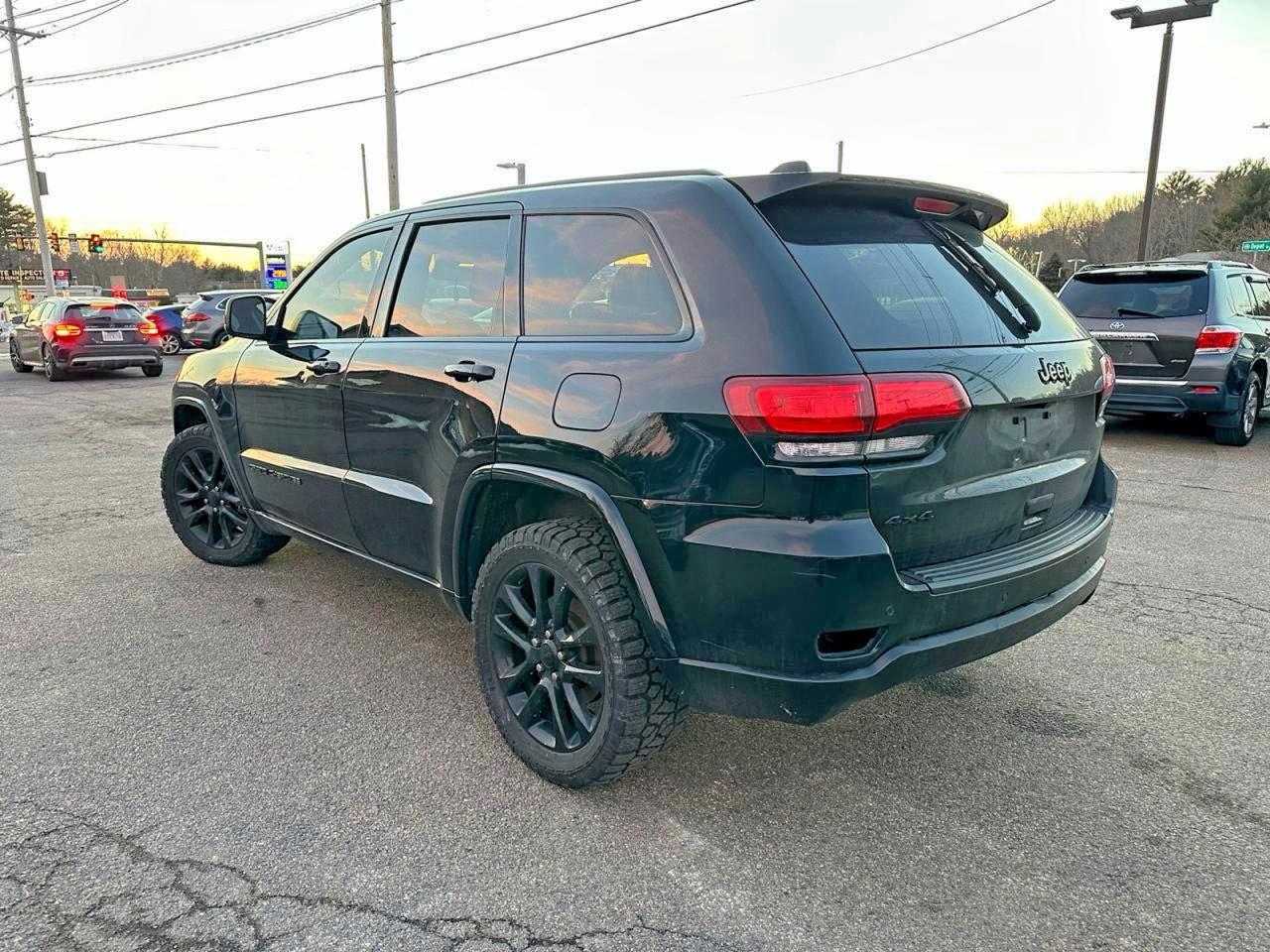 2021 Jeep Grand Cherokee Laredo - Image 3