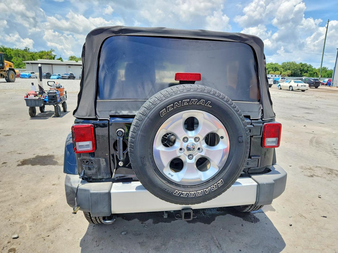 2014 Jeep Wrangler Sahara - Image 6