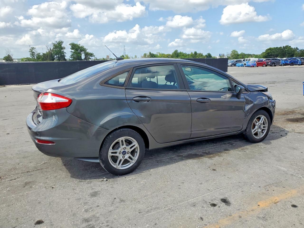 2017 Ford Fiesta Se - Фото 3