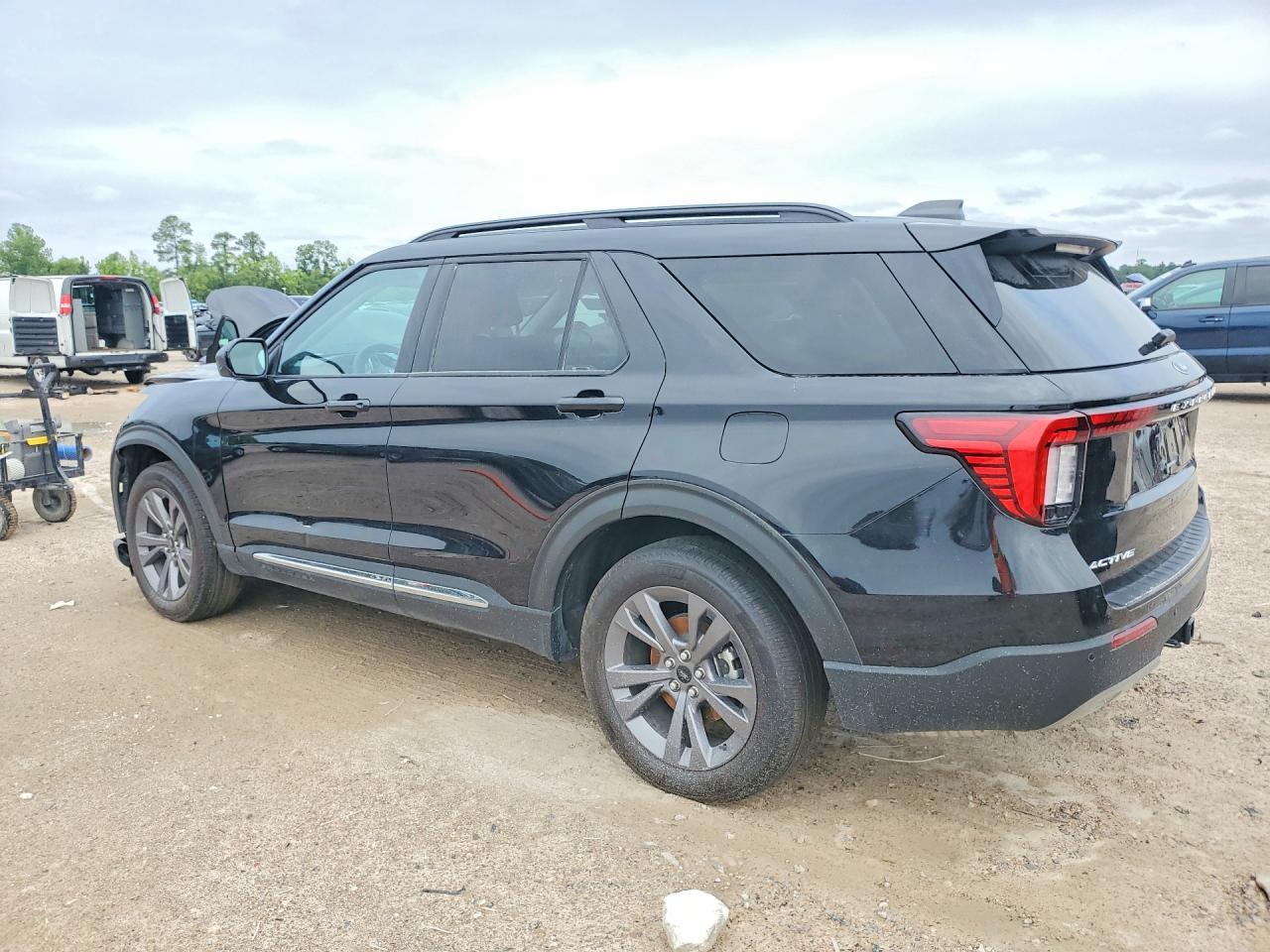 2025 Ford Explorer Active - Image 2
