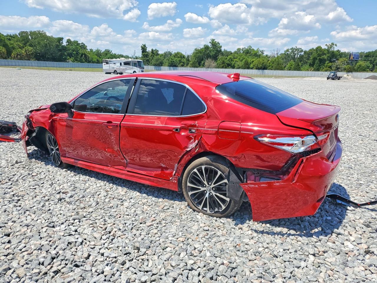 2020 Toyota Camry - Фото 2