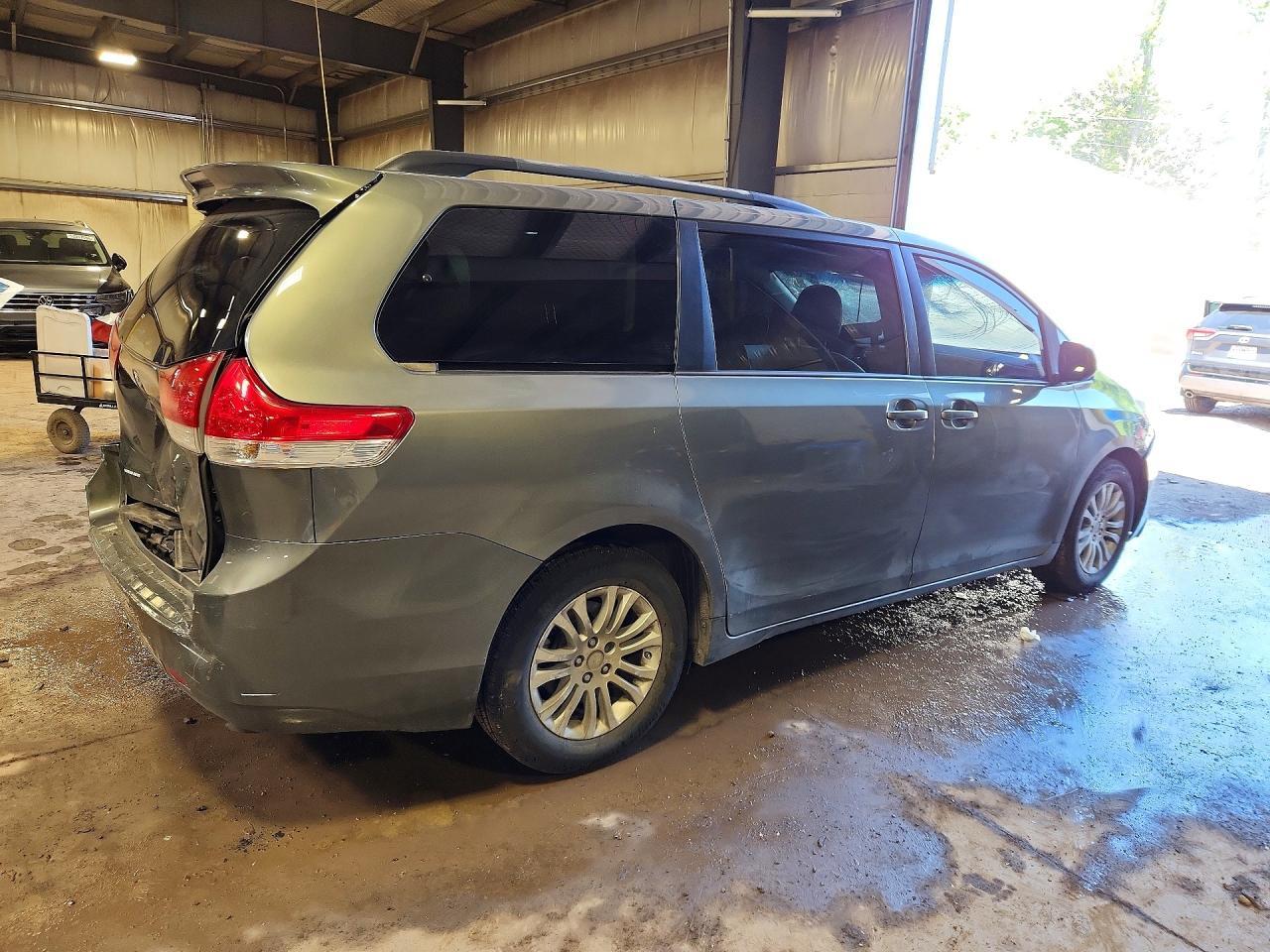 2011 Toyota Sienna Xle 8-Passenger - Фото 3