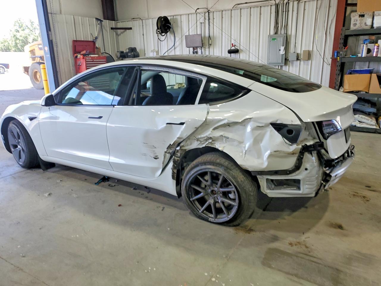 2022 Tesla Model 3 - Фото 2