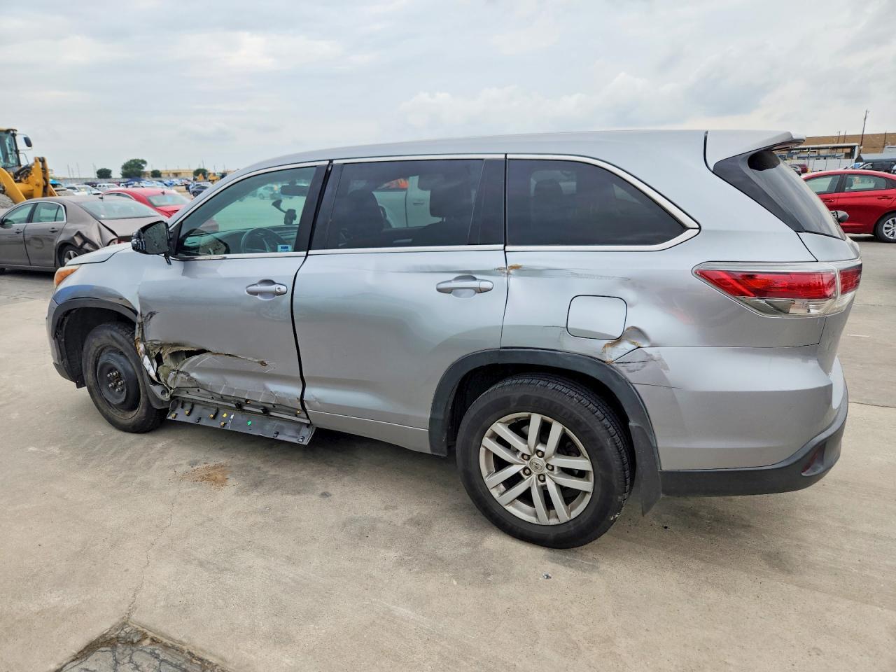 2015 Toyota Highlander Le - Фото 2