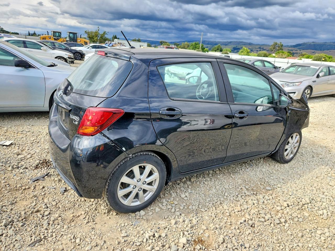 2017 Toyota Yaris 5-Door Le - Image 3