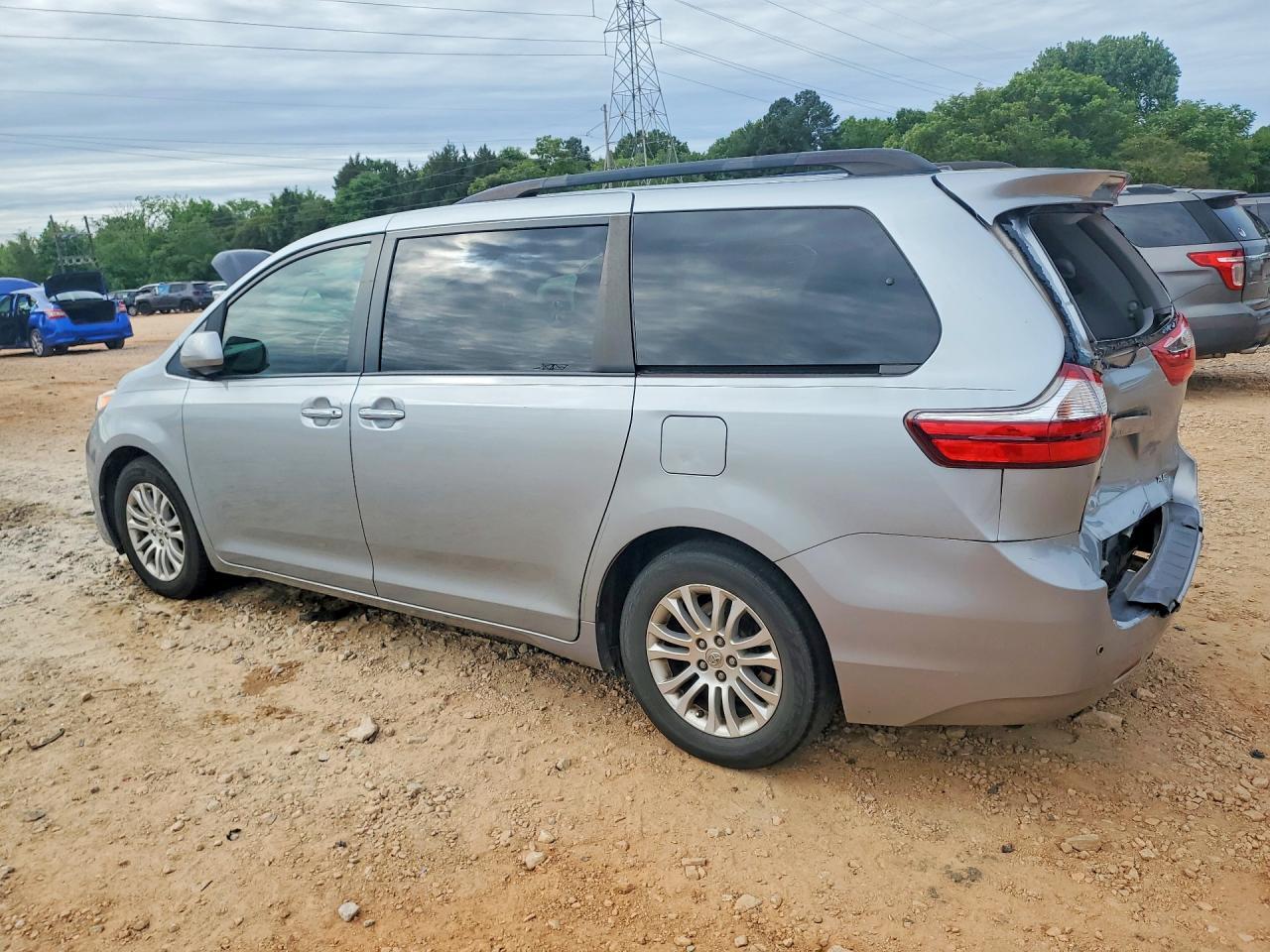 2015 Toyota Sienna Xle 8-Passenger - Image 2