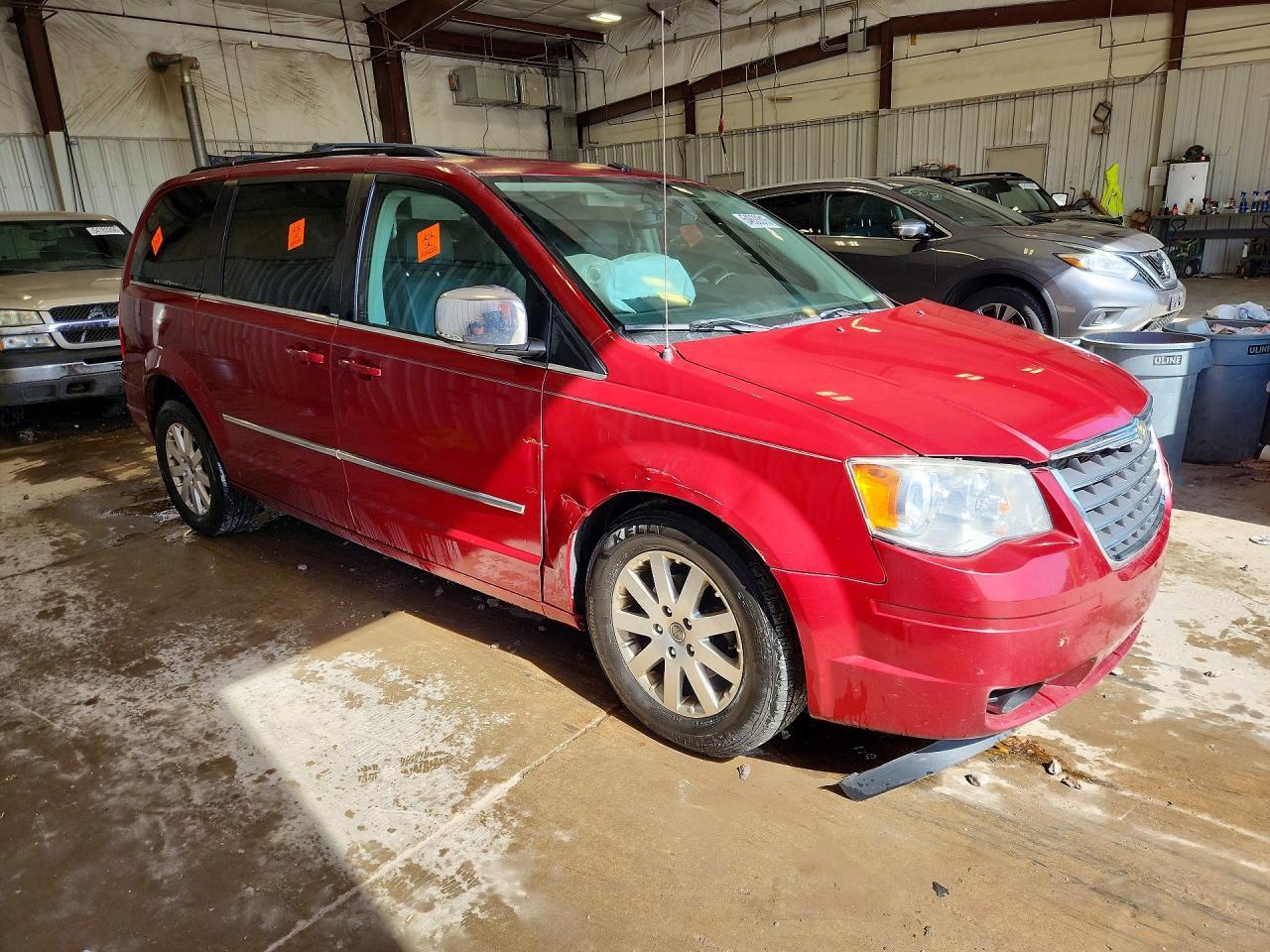2010 Chrysler Town & Country Touring Plus - Фото 4