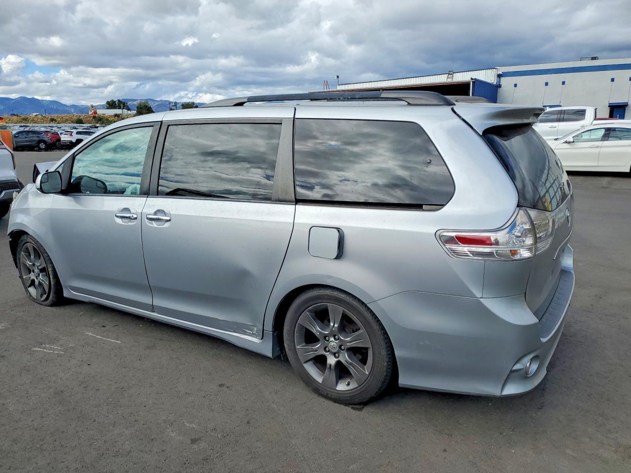 2015 Toyota Sienna Sport - Фото 2
