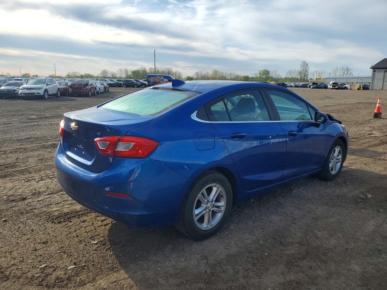 2018 Chevrolet Cruze Lt - Image 3
