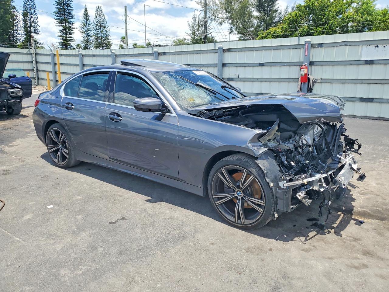 2022 BMW 330I - Image 4